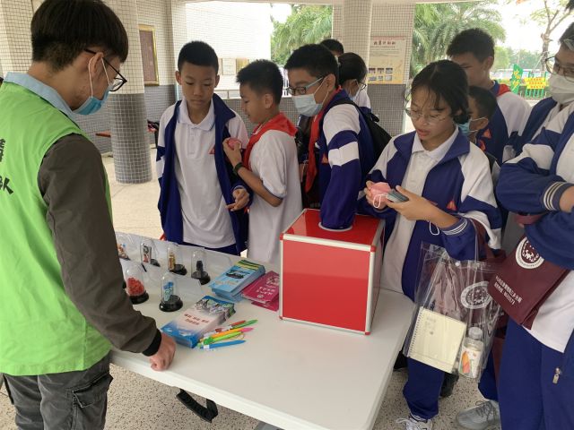 學(xué)生參與毒品知識(shí)問答游戲_副本.jpg
