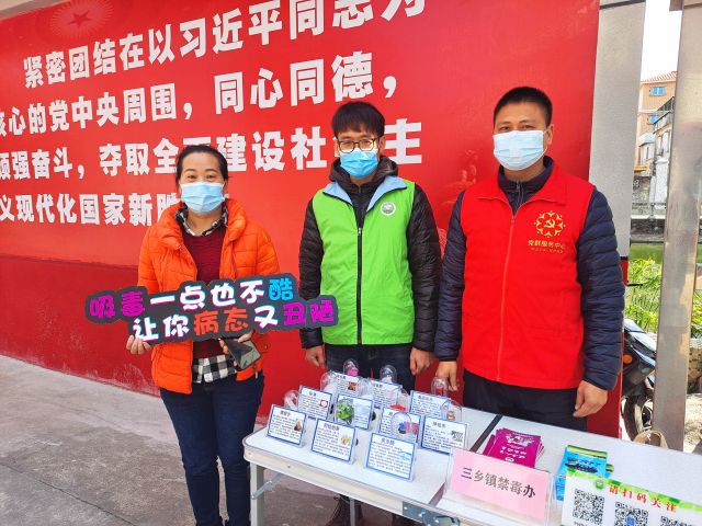 居委會(huì)工作人員、居民與禁毒社工合影.jpg