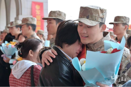 戎裝加身踏征程，中山歡送數(shù)百名新兵赴軍營